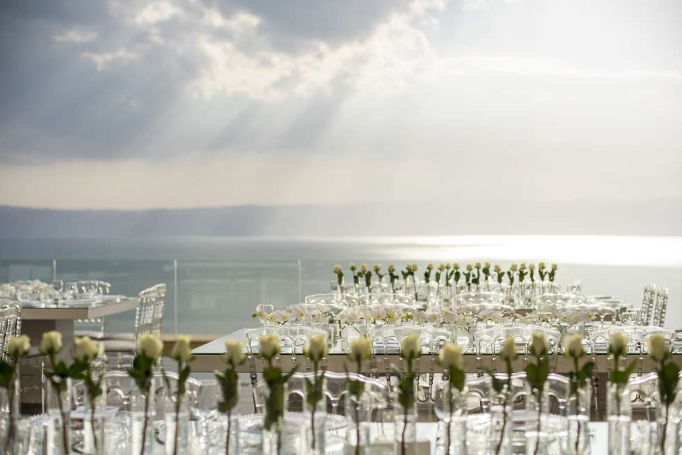 حفل زفاف بطابع بسيط في البحر الميت الأردن