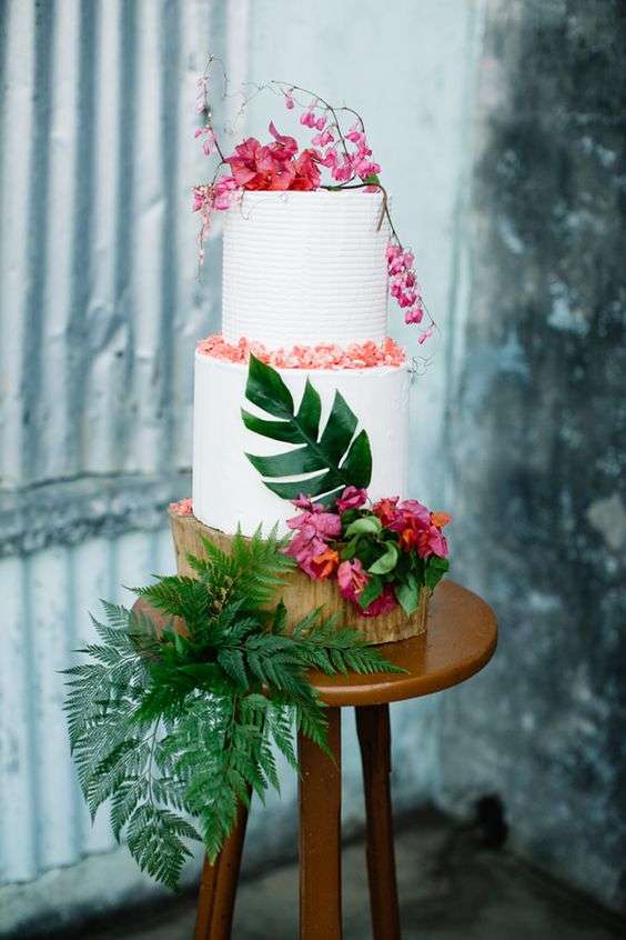 8 Stunning Wedding Cakes For Summer