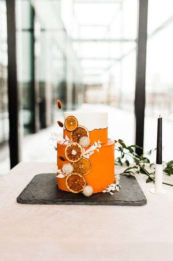 كيكات زفاف باللون البرتقالي لحفل زفاف بلمسة حمضيات منعشة