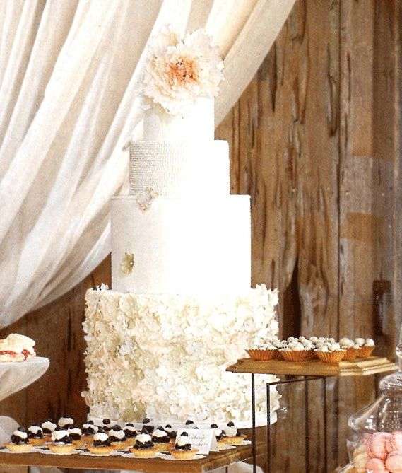Blake Lively and Ryan Reynolds' Wedding Cake