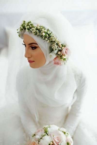 حجاب عروس مزين بإكليل من الورود