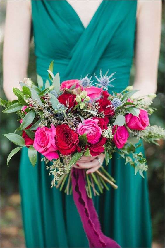 مسكة عروس سنتربيس باللون الأخضر واللون الوردي