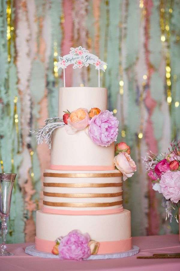 كيكة زفاف بمزيج اللونين النحاسي والوردي