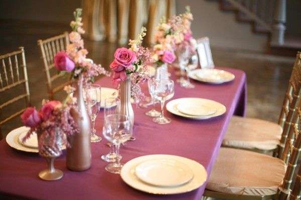 ديكورات طاولة بمزيج اللونين النحاسي والوردي