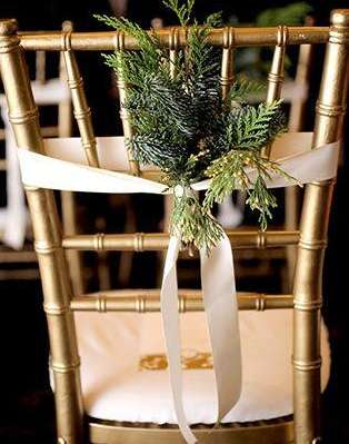 كراسي الزفاف مزينة بتفاصيل مستوحاة من الشتاء أو الكريسماس