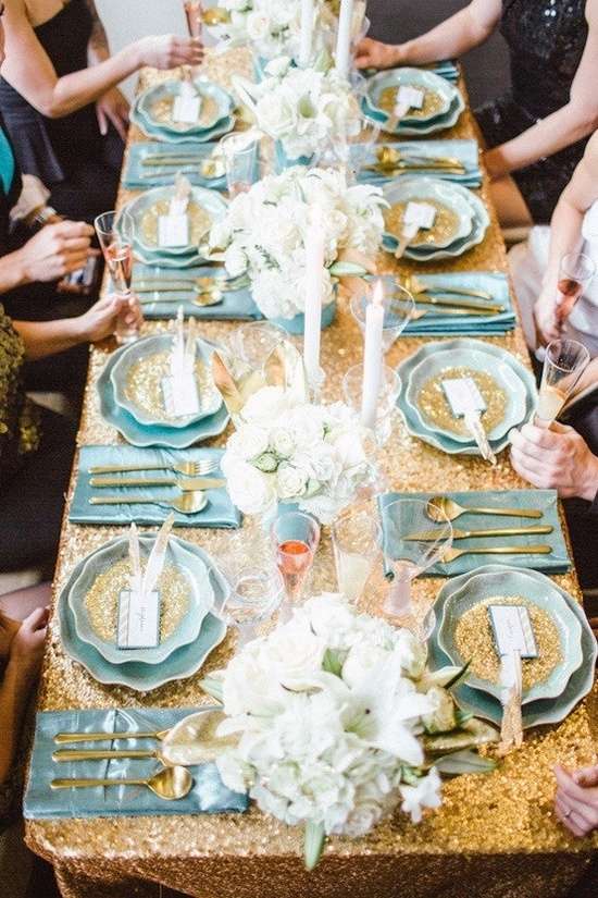 ديكورات طاولة بمزيج اللونين الذهبي والأزرق