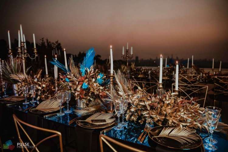 حفل زفاف عصري باللون الأزرق والعناصر المعدنية في لبنان
