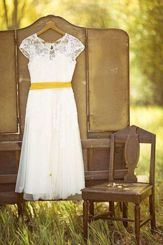 فستان زفاف بحزام أصفر