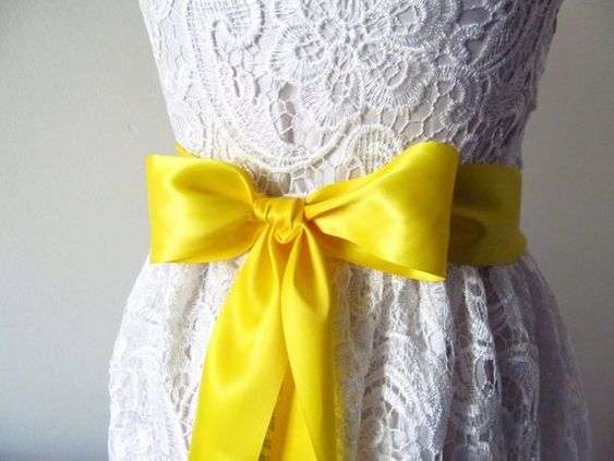 فستان زفاف بحزام أصفر