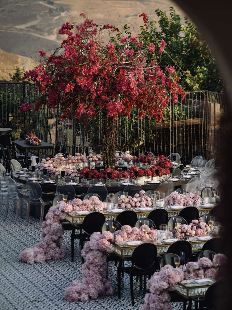 حفل زفاف باللون الوردي في الهواء الطلق في الأردن