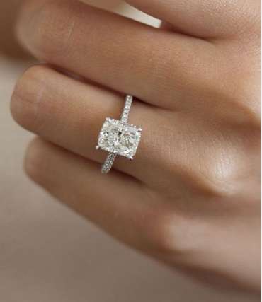 الماس المرصع على طول الخاتم