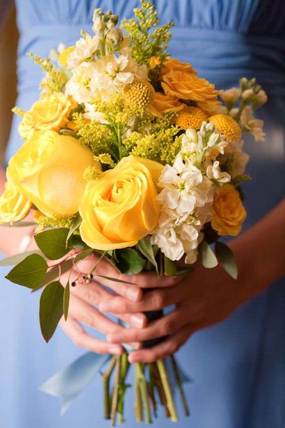 مسكة عروس من الورود الصفراء