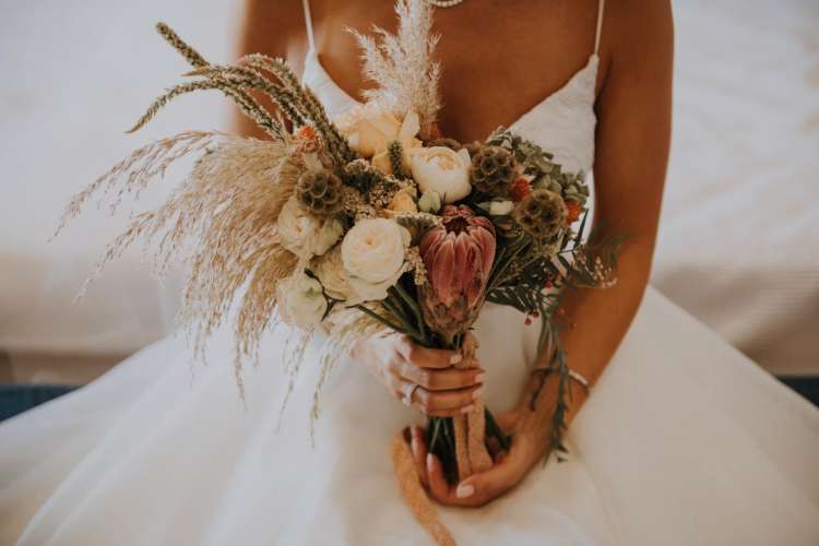 مسكة عروس ذات طابع بوهيمي من الأزهار البرية