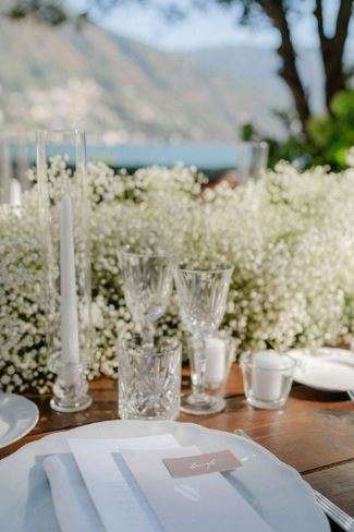 أزهار زفاف باللون الأبيض
