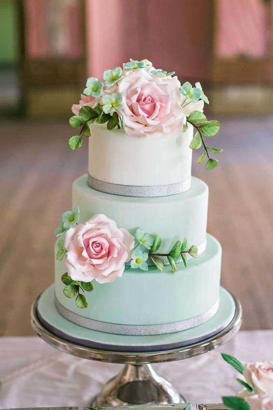 كيكة زفاف باللون الأخضر الفاتح