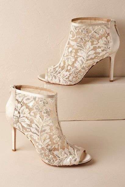 أحذية زفاف ذات الرقبة العالية والمصنوعة من الدانتيل
