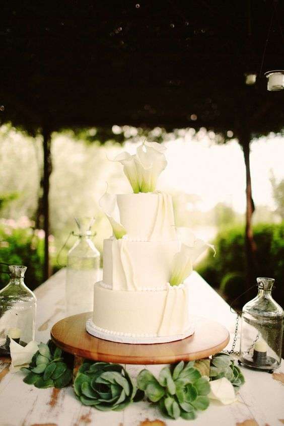 calla lily wedding cake
