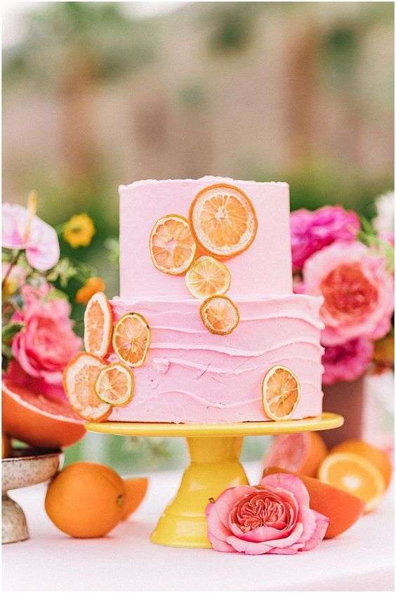 كيكة زفاف برتقالية ووردية مفعمة بالأنوثة