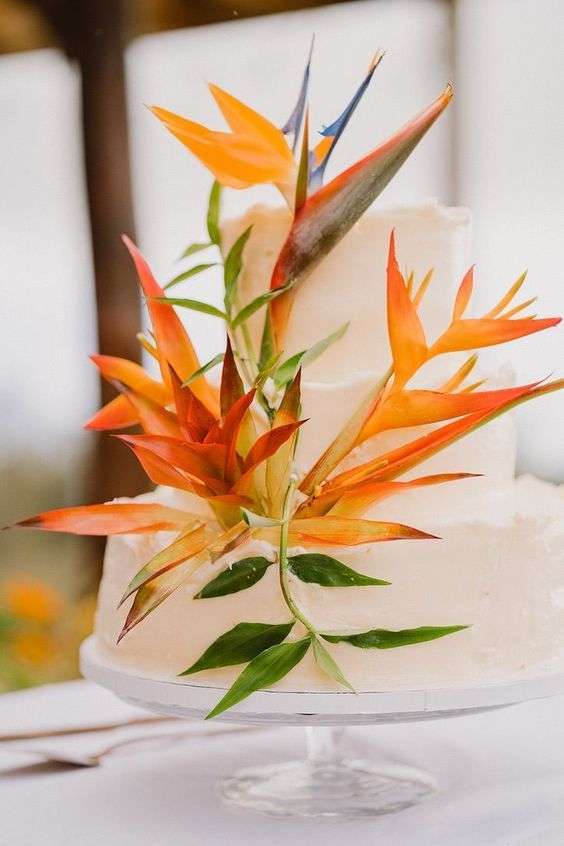 كيكة زفاف مزينة بزهرة عصفور الجنة