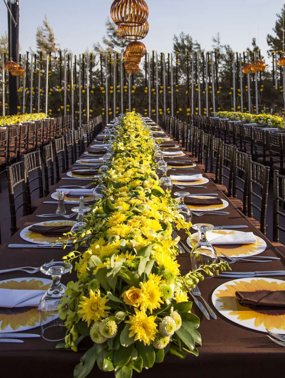 ديكورات حفل زفاف مزينة بأزهار عباد الشمس 
