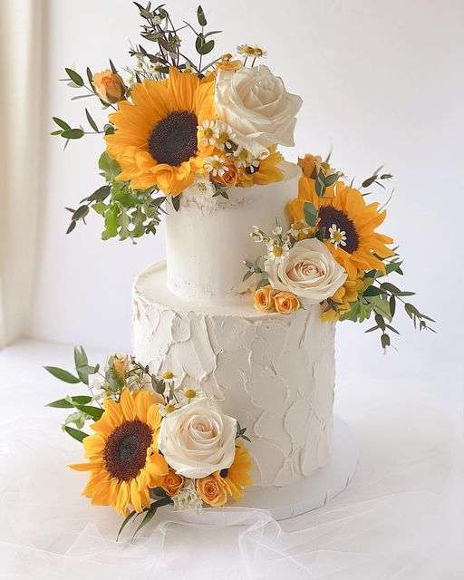 كيكة زفاف مزينة بأزهار عباد الشمس 