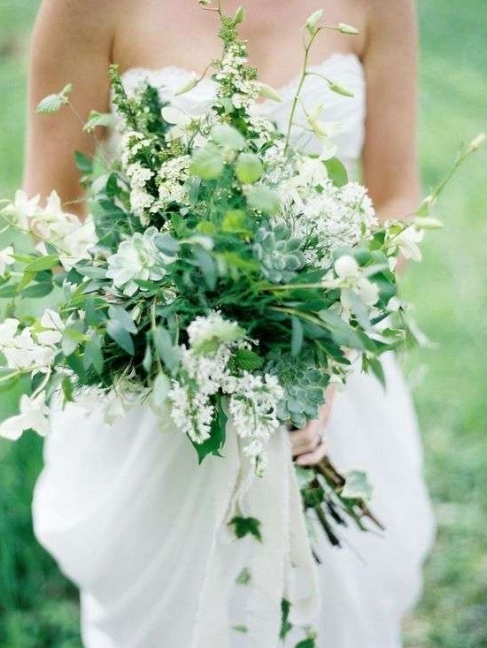 مسكة عروس بالنباتات الخضراء