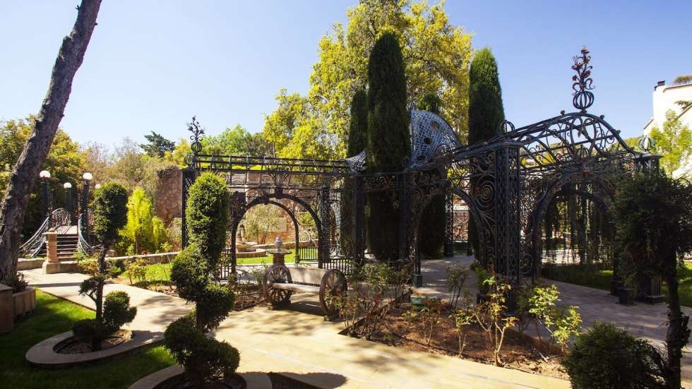 القصور التاريخية والممتلكات الفخمة والحدائق