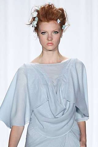 تسريحات شعر عروس مثالية مزينة بالزهور من عرض أزياء زاك بوزين