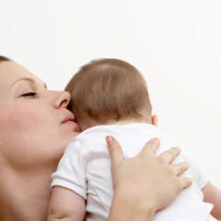 أساسيات مساعدة طفلك على التجشؤ بعد الرضاعة