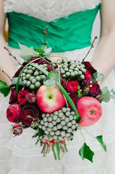 مسكة عروس رائعة من الفواكه والزهور