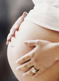 عملية الولادة القيصرية: مخاطرها ومزاياها