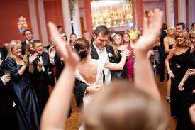اختما حفل زفافكما برقصة أخيرة