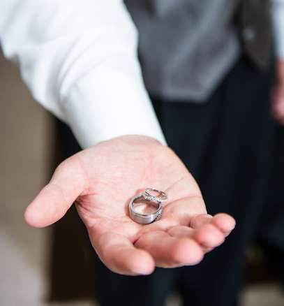 What Every Groom Must Know Before Buying His Wedding Ring