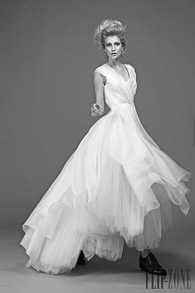 مجموعة لارا خوري لفساتين الزفاف لربيع 2015 