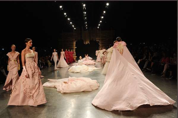 عرض أزياء إزرا يفتتح عروض فاشن فورورد دبي 2015