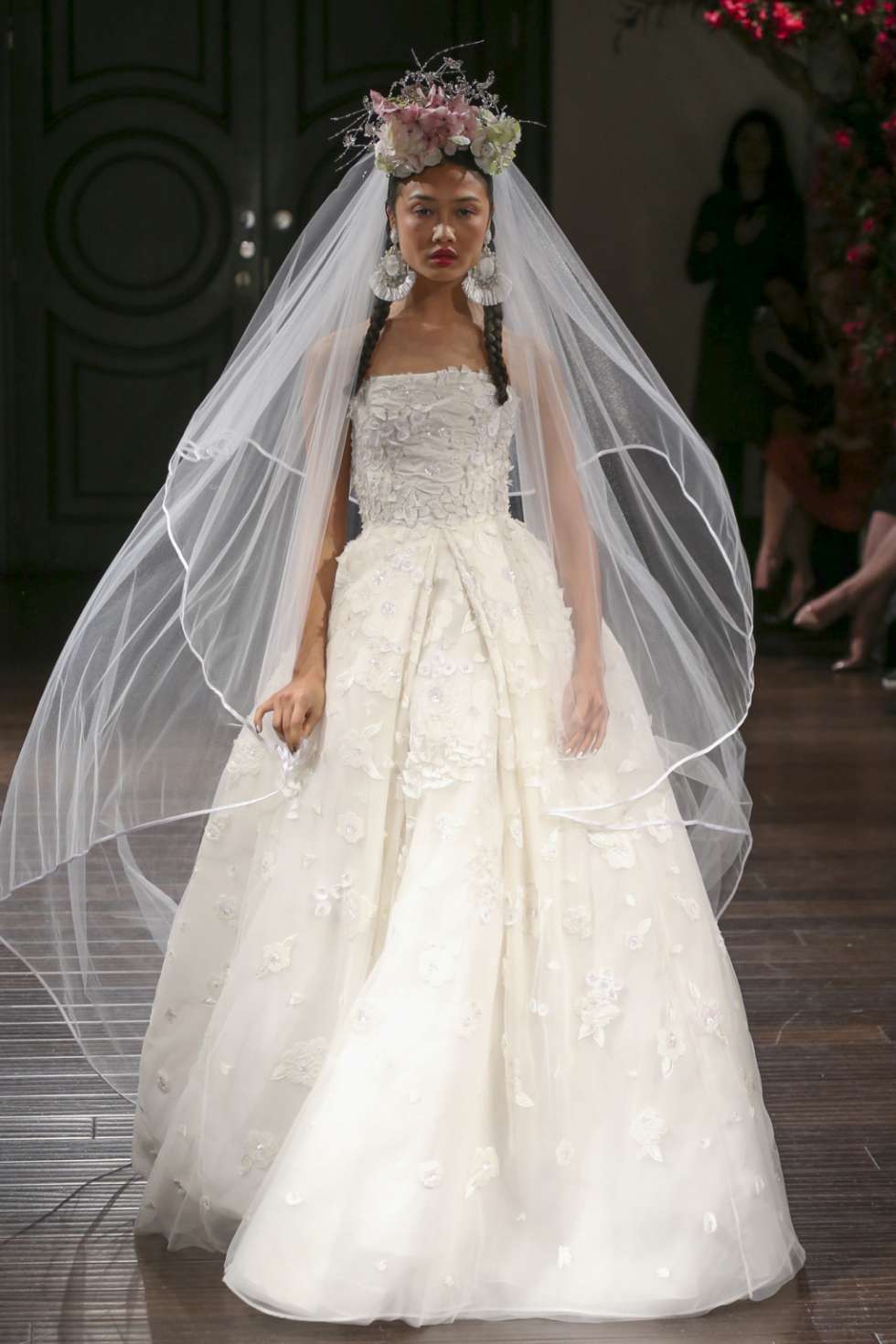 أسبوع نيويورك لأزياء الزفاف 2015: مجموعة نعيم خان لفساتين الزفاف لخريف 2016