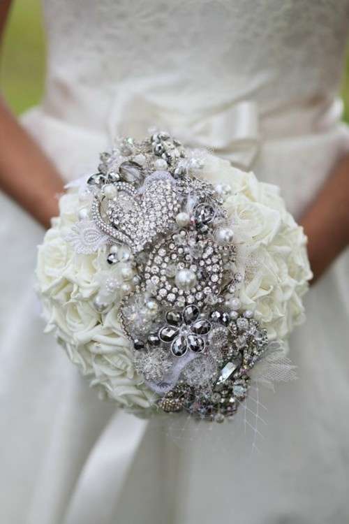 6 Ways To Use Elegant Brooches In Your Wedding