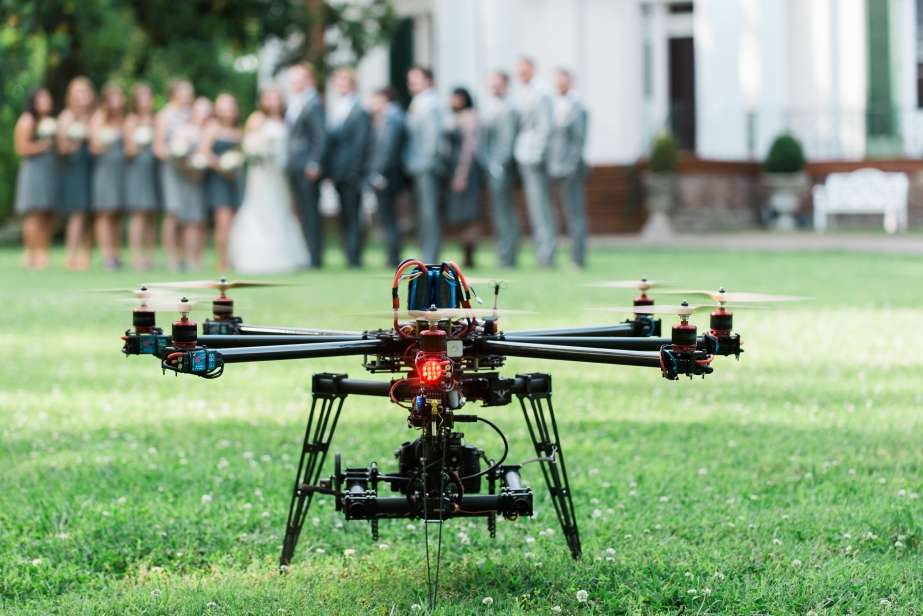 أحدث صرعات تصوير حفلات الزفاف: طائرة بدون طيار للتصوير الجوي