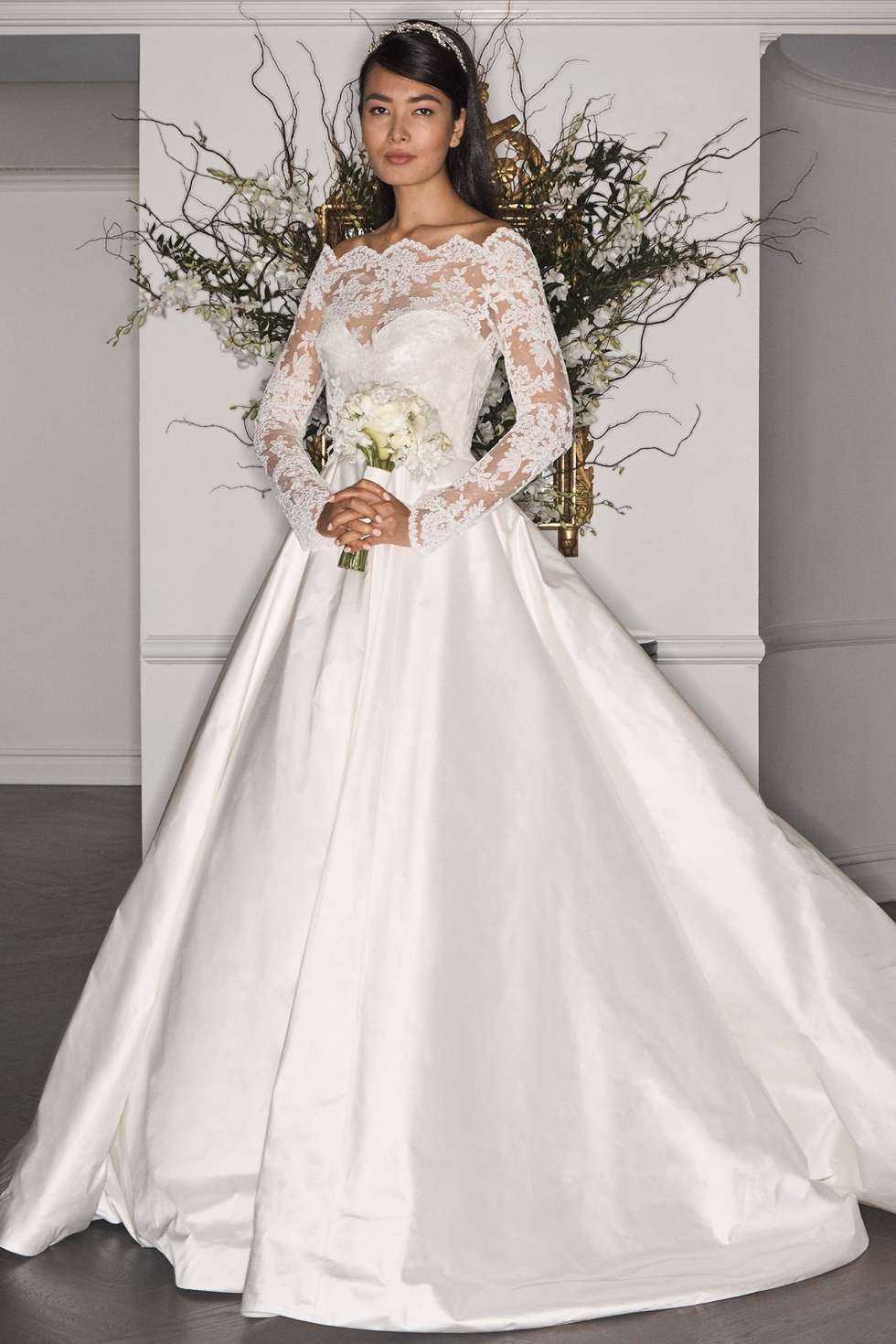 عرض مجموعة رومونا كيفيزا لفساتين الزفاف لخريف 2017 في أسبوع نيويورك لأزياء الزفاف