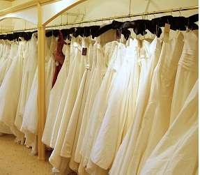 هل تستأجرين، تفصلين أم تشترين فستان زفافك؟