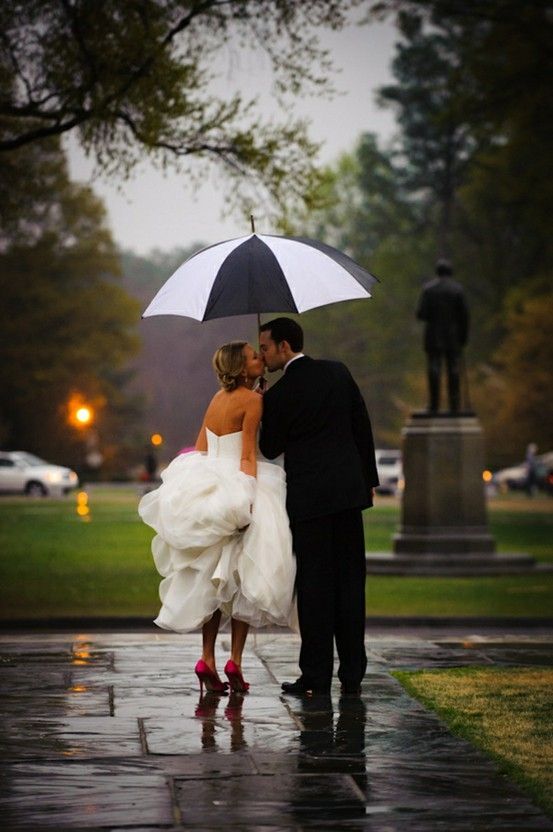 bride_and_groom_with_umbrella
