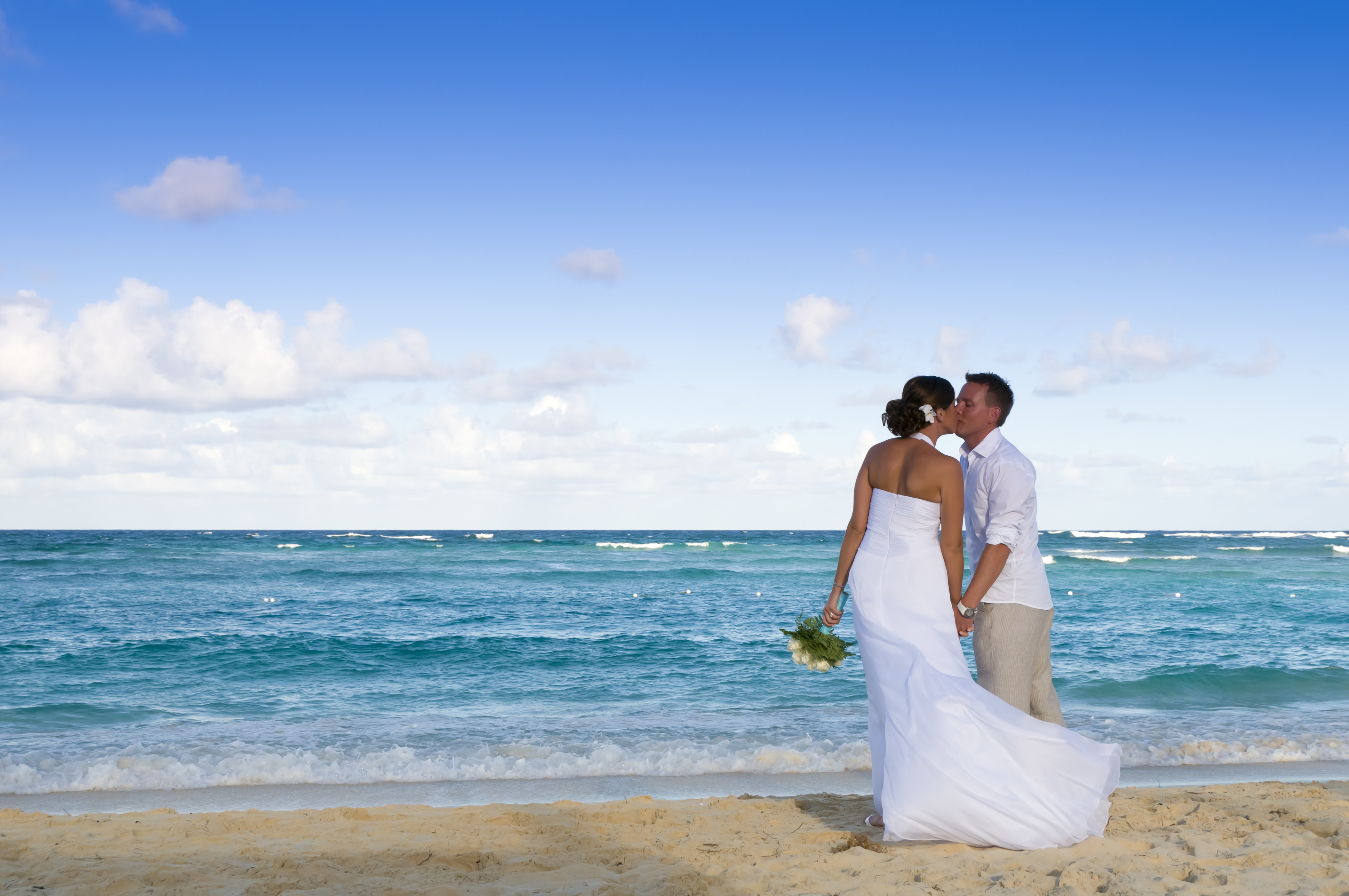 Медовый месяц что это. Свадьба на пляже. Свадьба на берегу Тихого океана. Свадьба, свадебное путешествие. Молодоженам на свадебное путешествие.